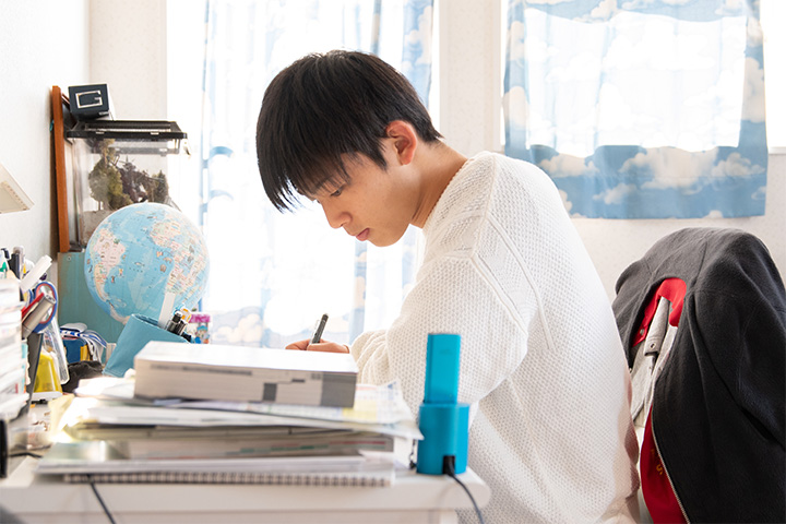 勉強する青年