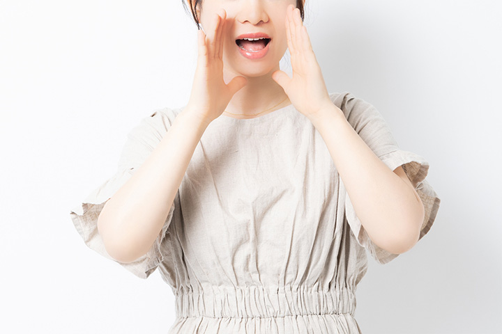 大声の女性