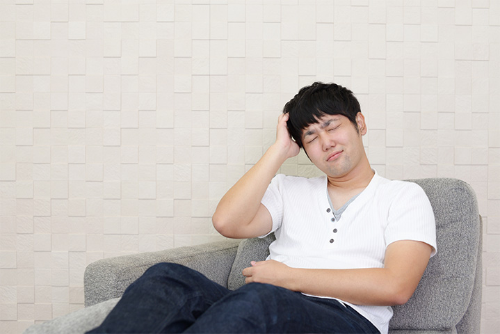 頭を抱える男性