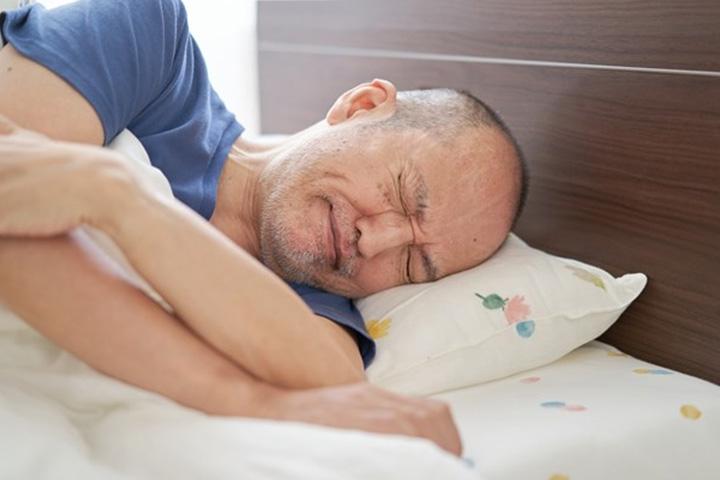 寝苦しそうな男性