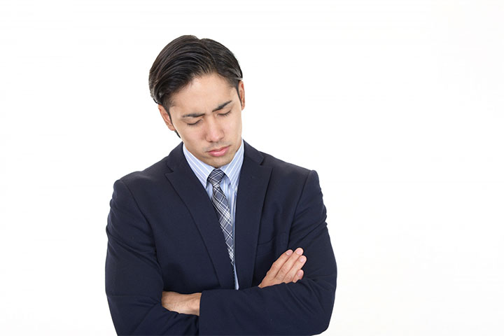 悩む男性