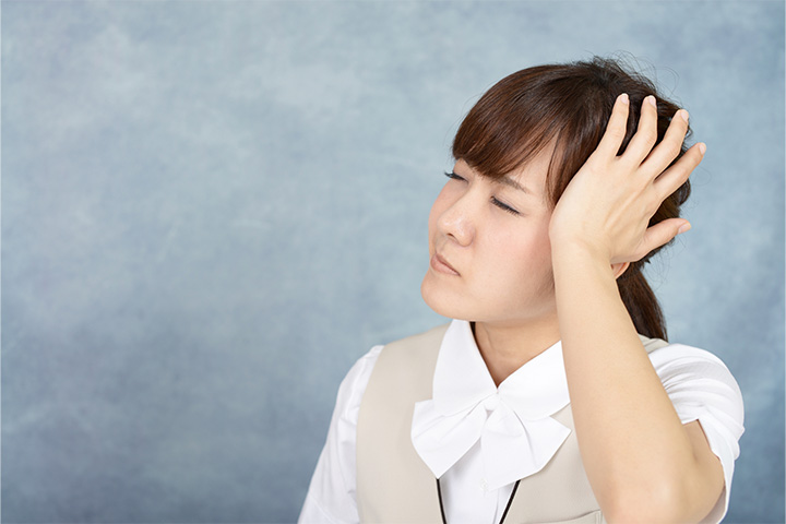 頭を抱える女性