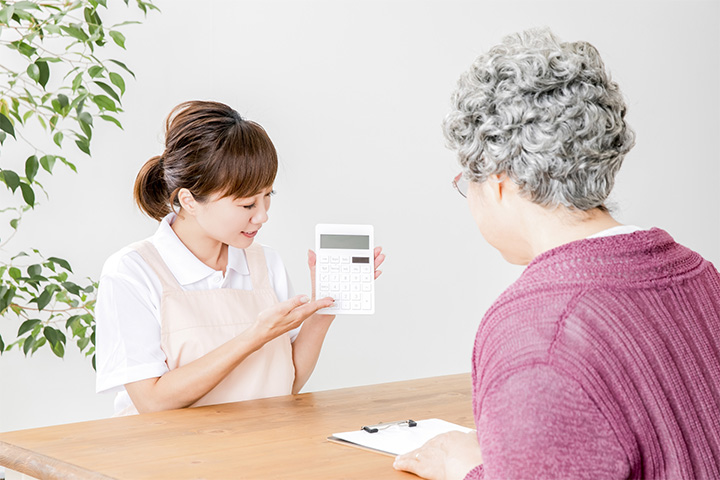 説明を受ける女性