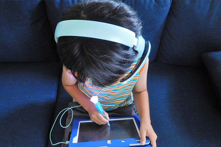 タブレットをする子