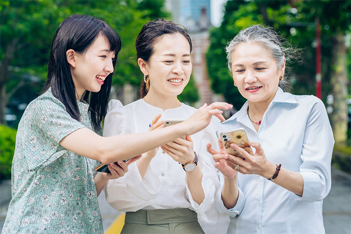 スマホをみる3人