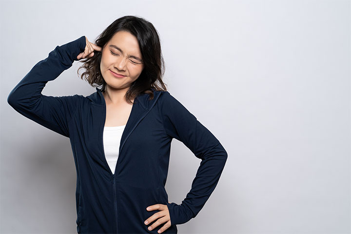 耳に手を当てる