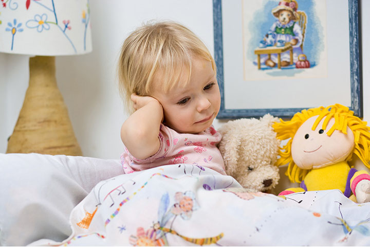 耳に手を当てる小さい子ども