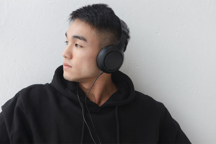 ヘッドホンをする男性