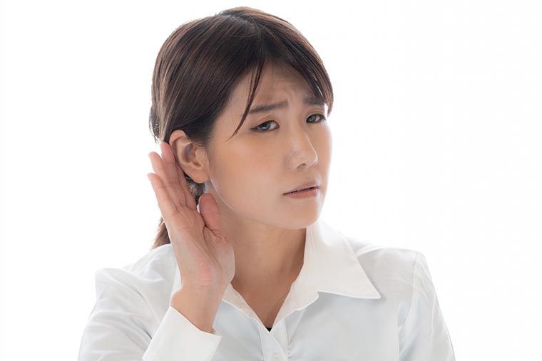 耳に手を当てる人
