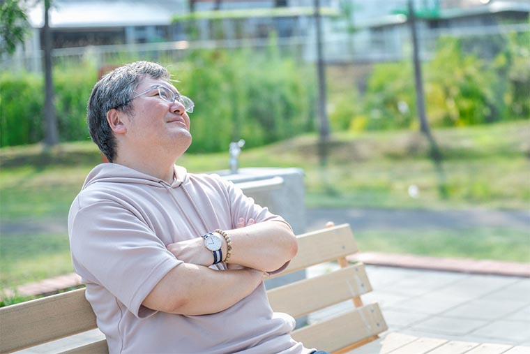 ベンチで落ち込む男性