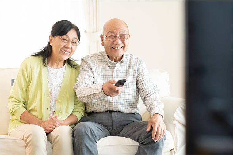 テレビを見る人々