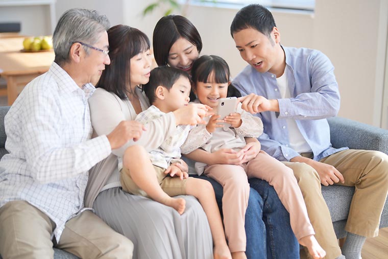 家族で集まる人々