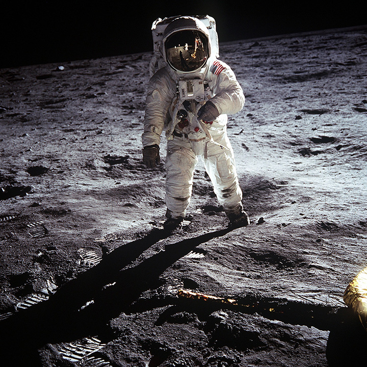 月面に立つニール・アームストロング船長