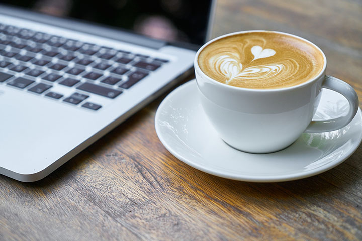コンピューターとコーヒー