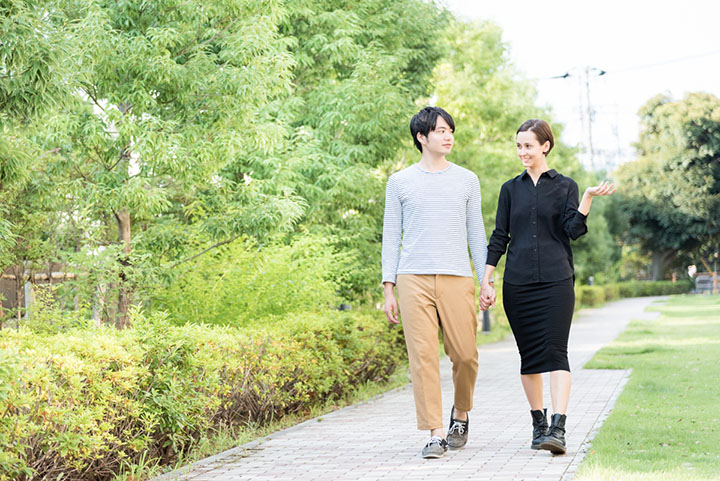 散歩する男女