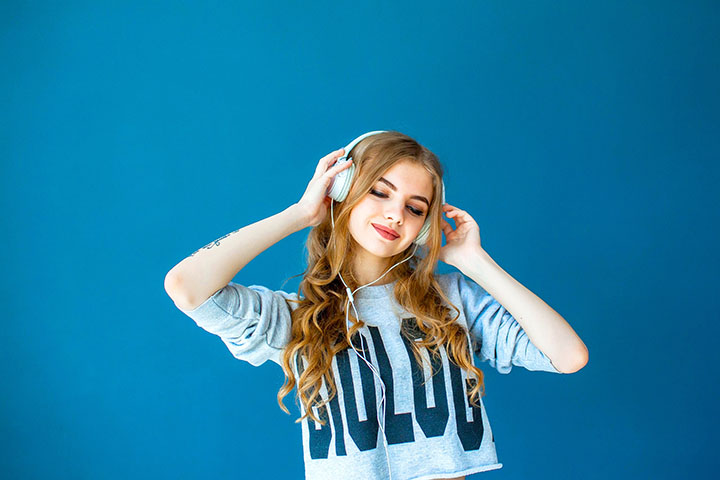 音楽を聞く女性