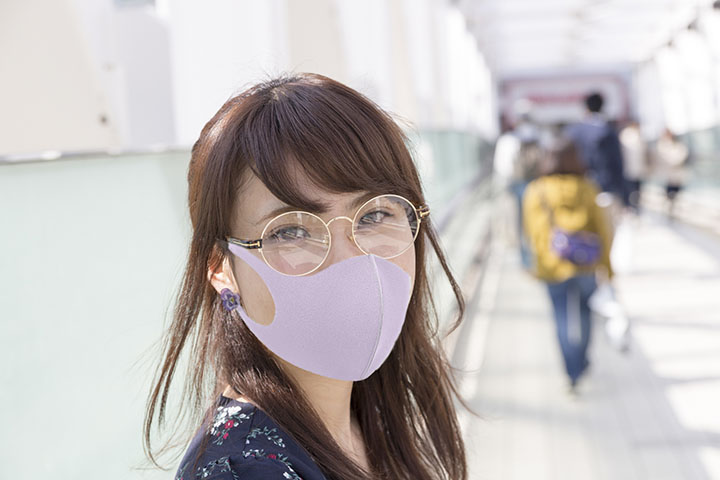 マスクしている女性