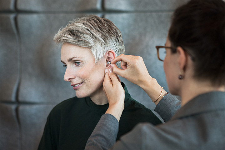 補聴器をつける女性（耳あな型）