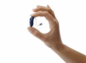 先進の補聴器は、目立つことなくスタイリッシュなデザインです