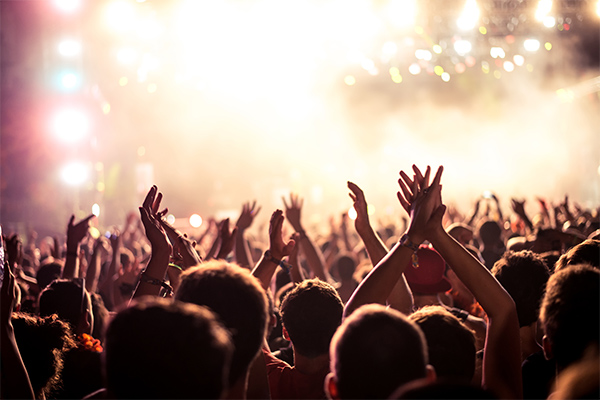 ライブコンサートの興奮が聴覚に重大な影響を与えることがあります。