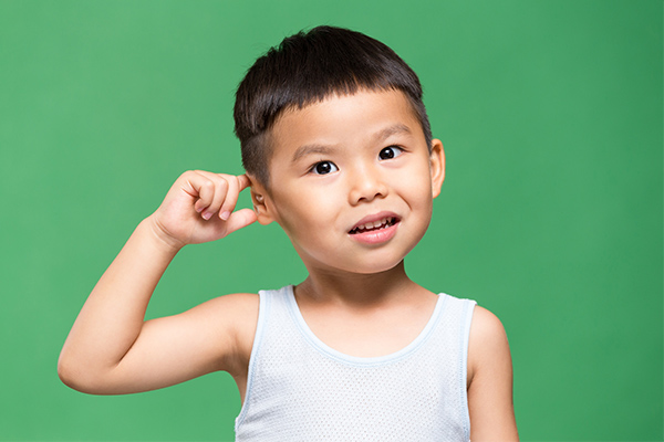 子どもの耳の感染症は、伝音性難聴につながる一般的な原因の一つとされます。